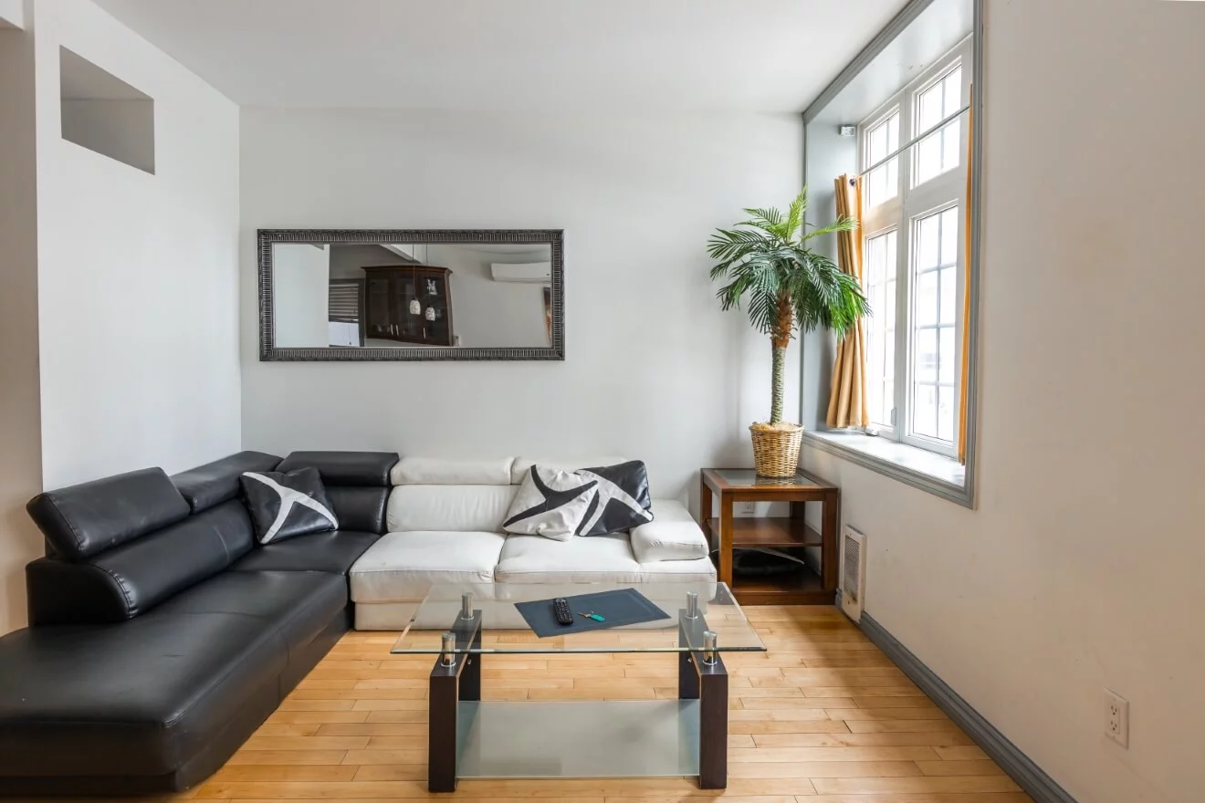 a living room with a black and white couch. One of the units of Suitestay Apartments Hotel